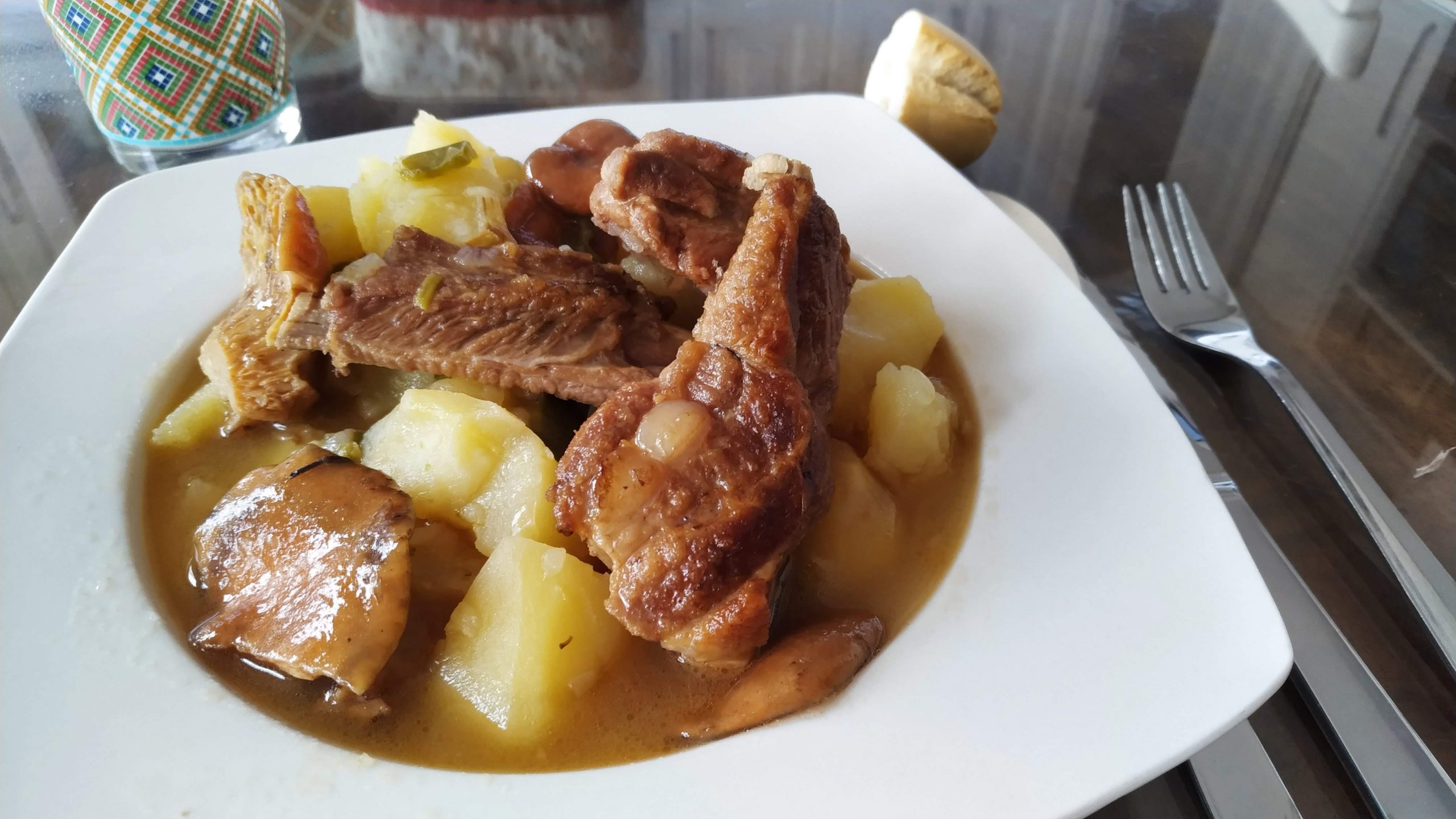 Patatas con níscalos y costillas